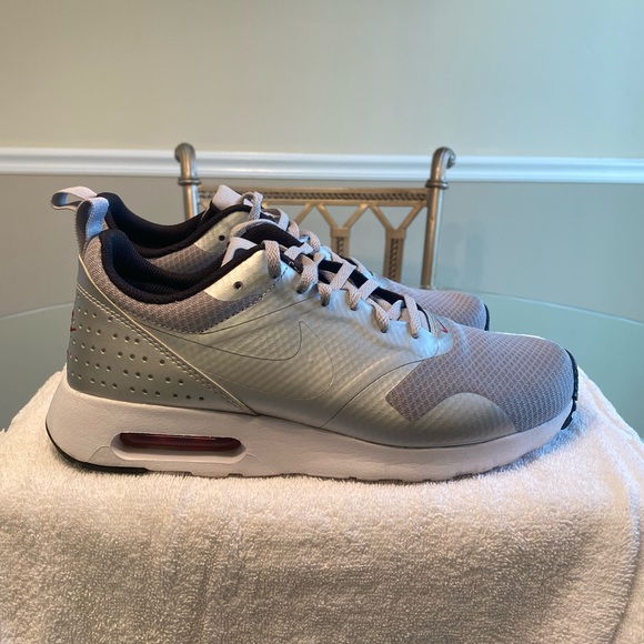 Nike Women’s Air Max Tavas - Picture 3 of 10